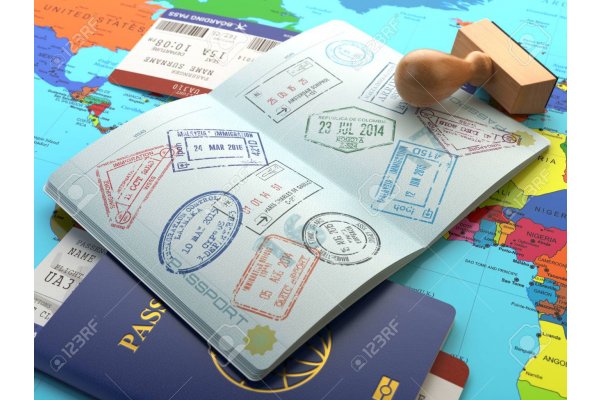 56356267-voyage-ou-concept-turism-ouvert-passeport-avec-timbres-de-visa-avec-la-compagnie-aerienne-embarquement_gallery.jpg